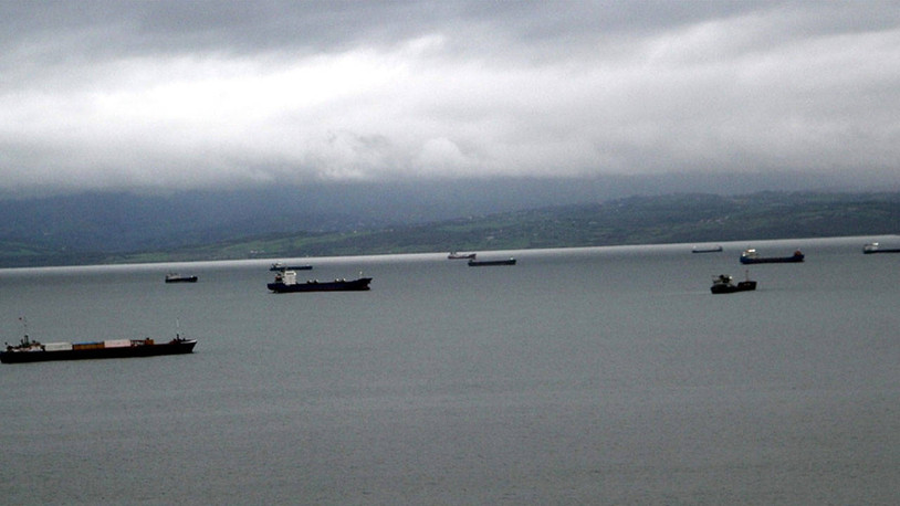 Karadeniz'de fırtına alarmı: Sinop'ta yük gemileri doğal limana sığındı