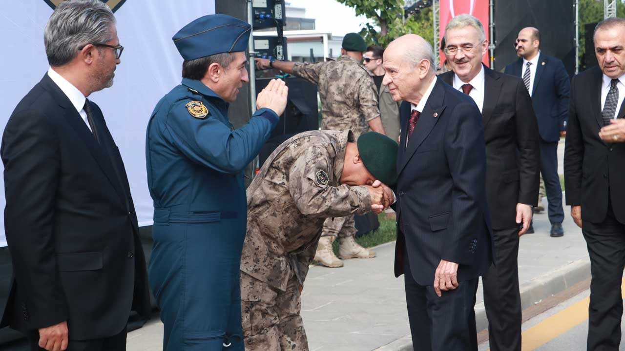 Özel Harekat Başkanı Süleyman Karadeniz, Bahçeli'nin elini öptü