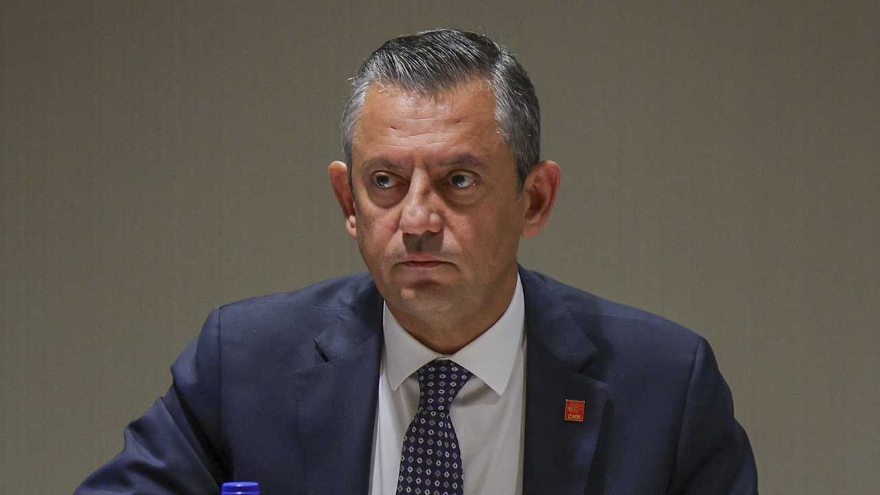 Özgür Özel kurultay isteyenlere "Dilenci" dedi