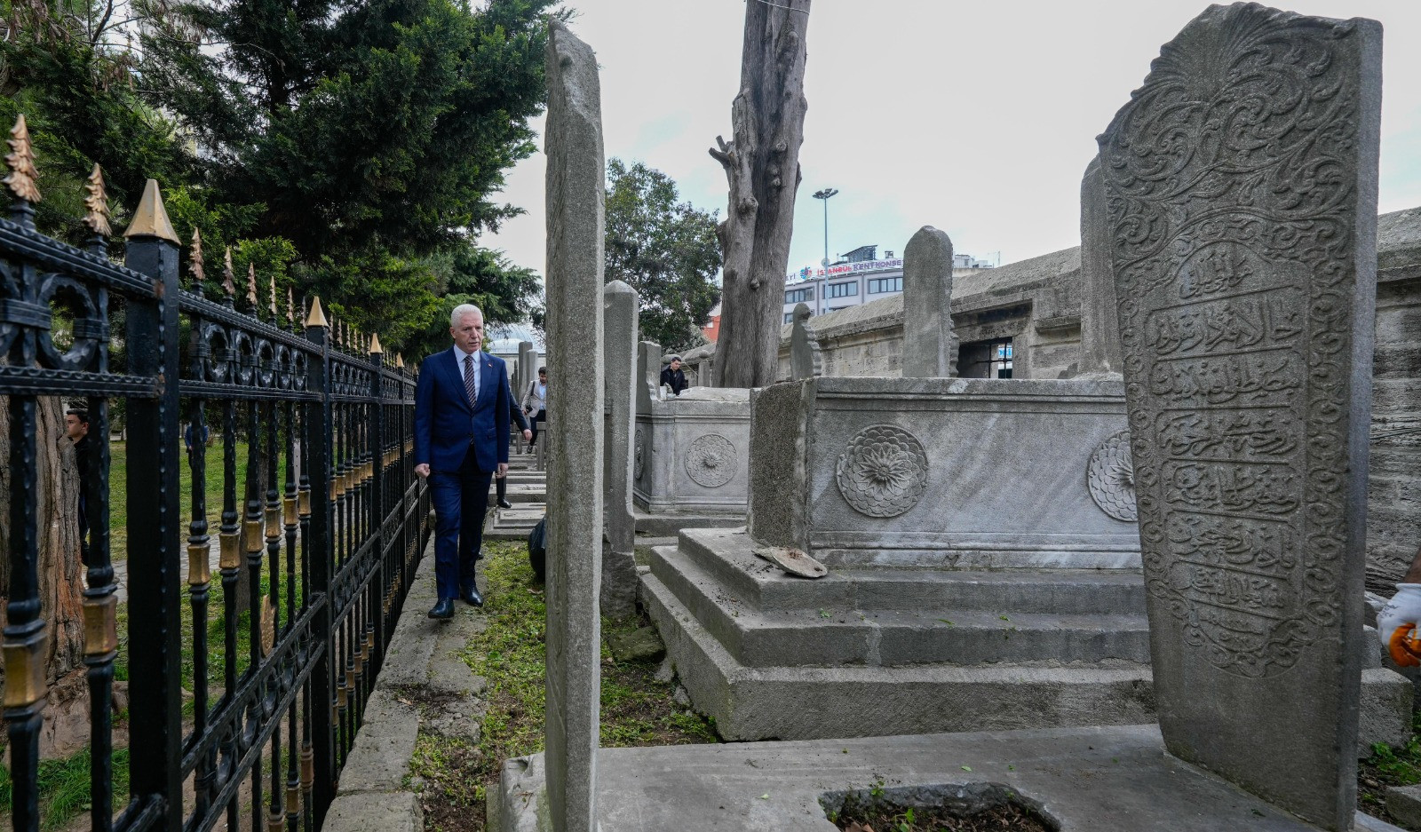 Vali Gül izinsiz gösterilerde zarar gören Şehzadebaşı Camii'nde inceleme yaptı - Resim : 1