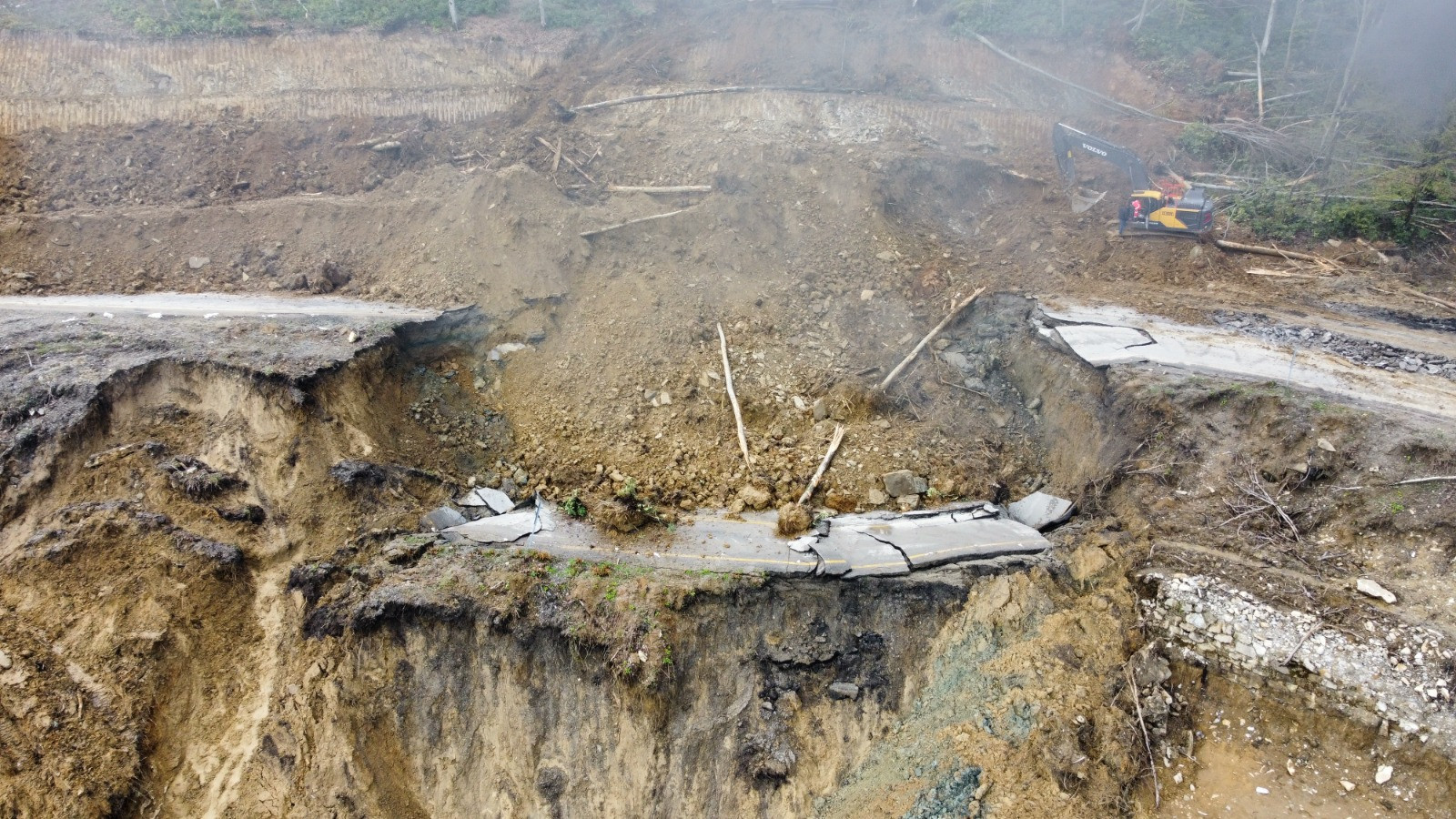 Heyelan nedeniyle kapanan Kastamonu-Çatalzeytin kara yolu dronla görüntülendi - Resim : 1