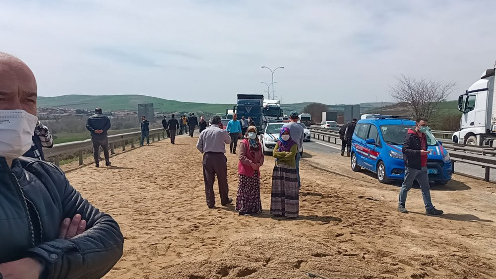 Kumburgaz'da kum yüklü TIR'ın üstüne devrildiği otomobilin sürücüsü öldü - Resim : 2