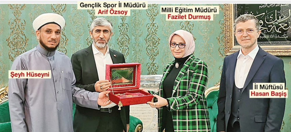 Devletin protokolü şeyhin huzurunda: El pençe divan... - Resim : 4