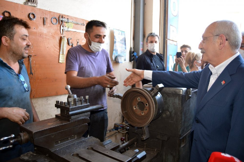 Kılıçdaroğlu'ndan elleri kirli olduğu için tereddüt eden esnafa: O eli sıkmaktan şeref duyarım - Resim : 2