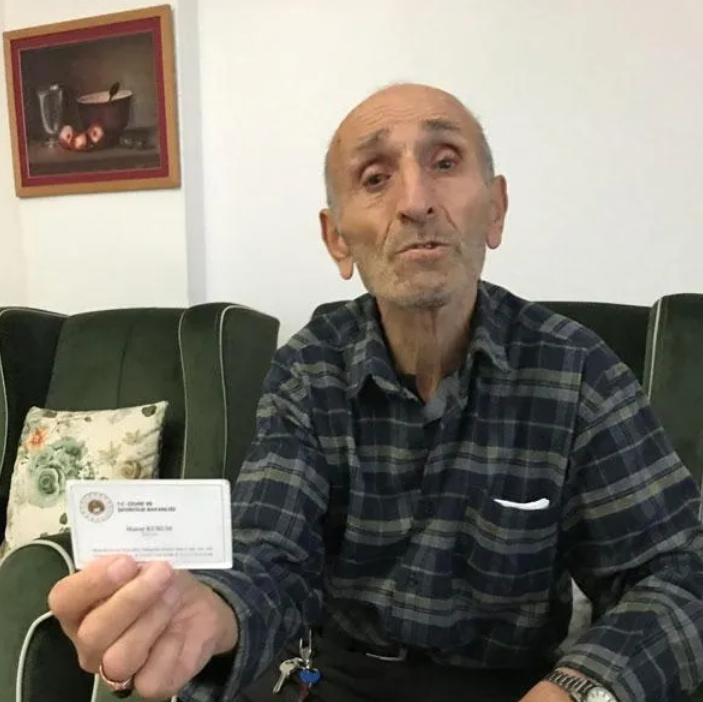 Vatandaş, camide '&ouml;n safta' namaz kılmak isteyen Bakan Kurum'a yerini vermedi - Resim : 3