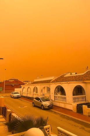 Avrupa’da turuncu hava merak uyandırdı - Resim : 1