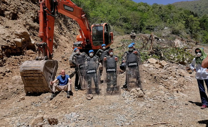 Firma taş ocağı yapımına devam etti, köylü sahaya indi - Resim : 1