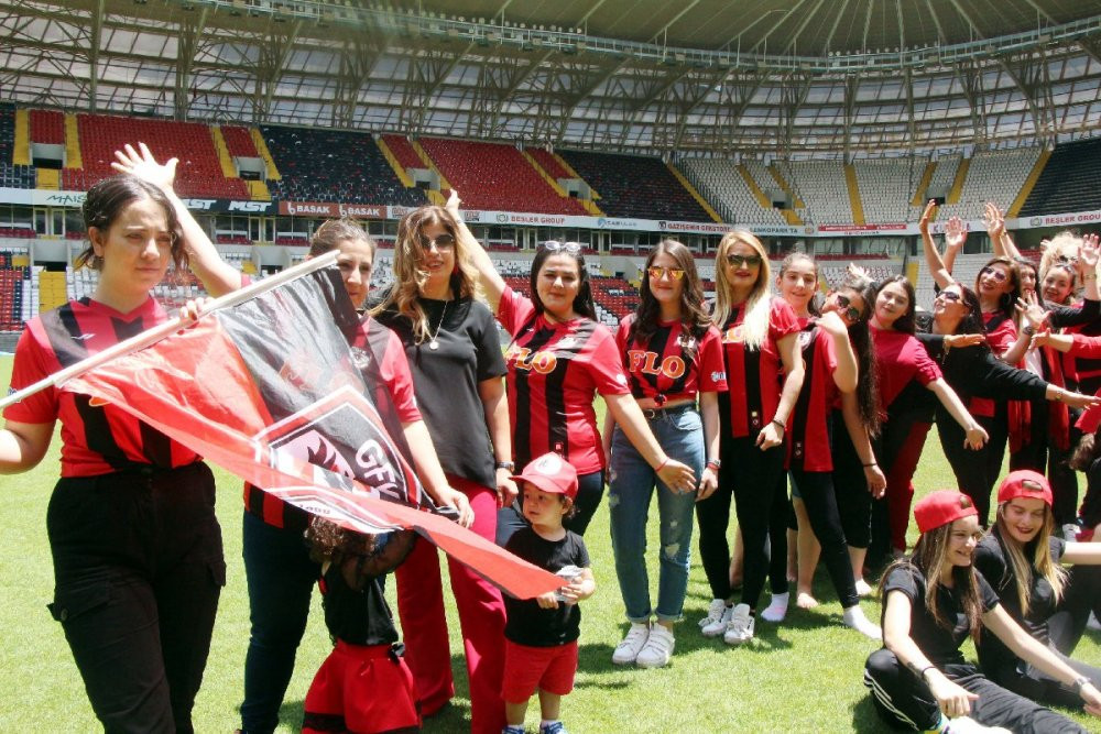 Gaziantepli kadınlar kötü tezahüratı sonlandırıp tribünü renklendirecek - Resim : 8