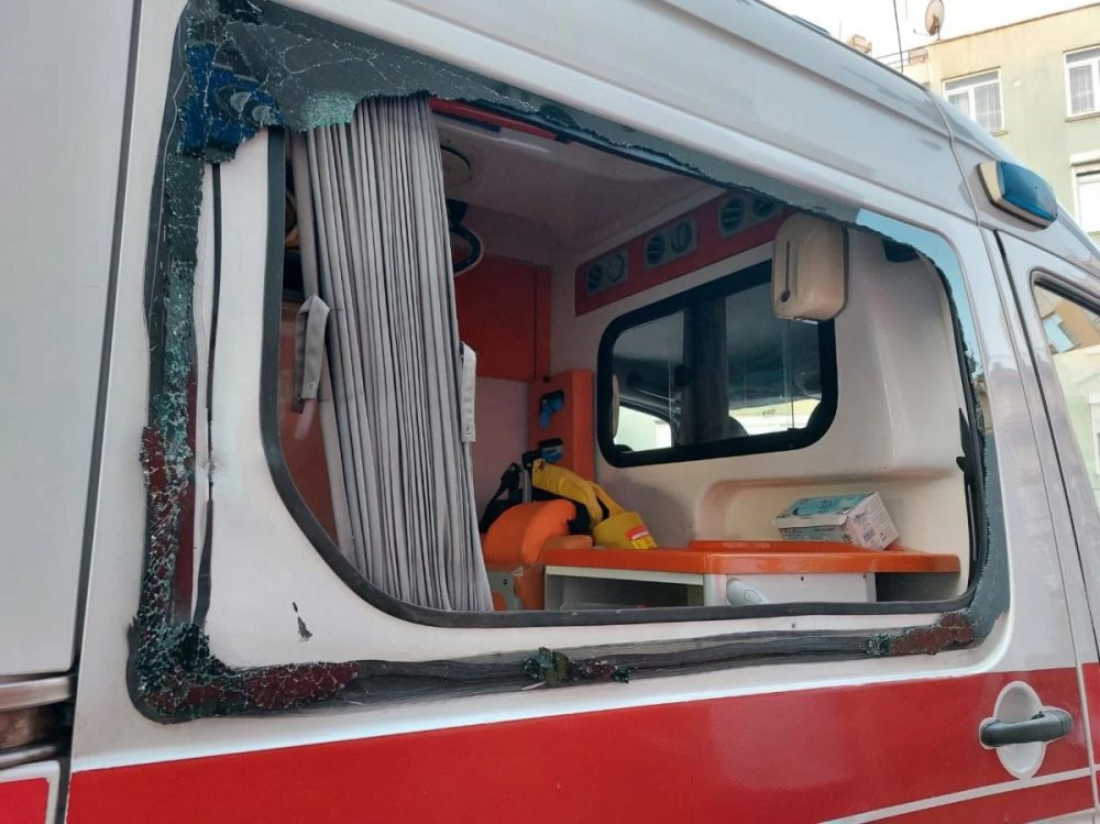Sağlık ekibine kaldırım taşı ile saldırdı - Resim : 2