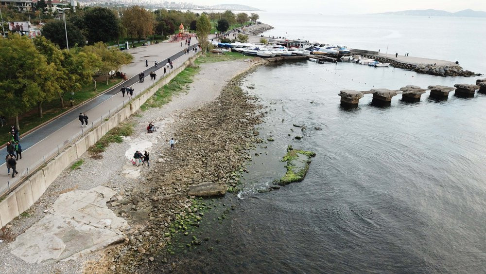 Kadıköy Caddebostan'da deniz çekildi - Resim : 1