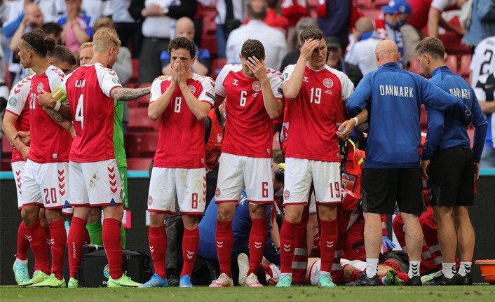 Futbolcu Christian Eriksen Danimarka-Finlandiya maçında bayıldı - Resim : 2