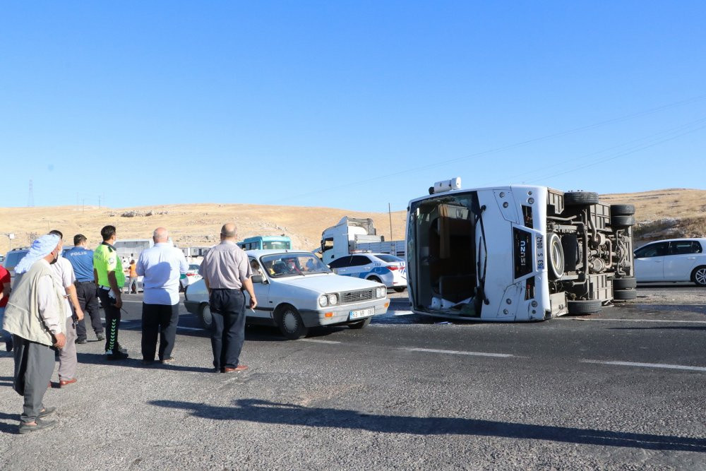 Urfa’da 3 işçi servisi ile TIR çarpıştı: 14 yaralı - Resim : 1