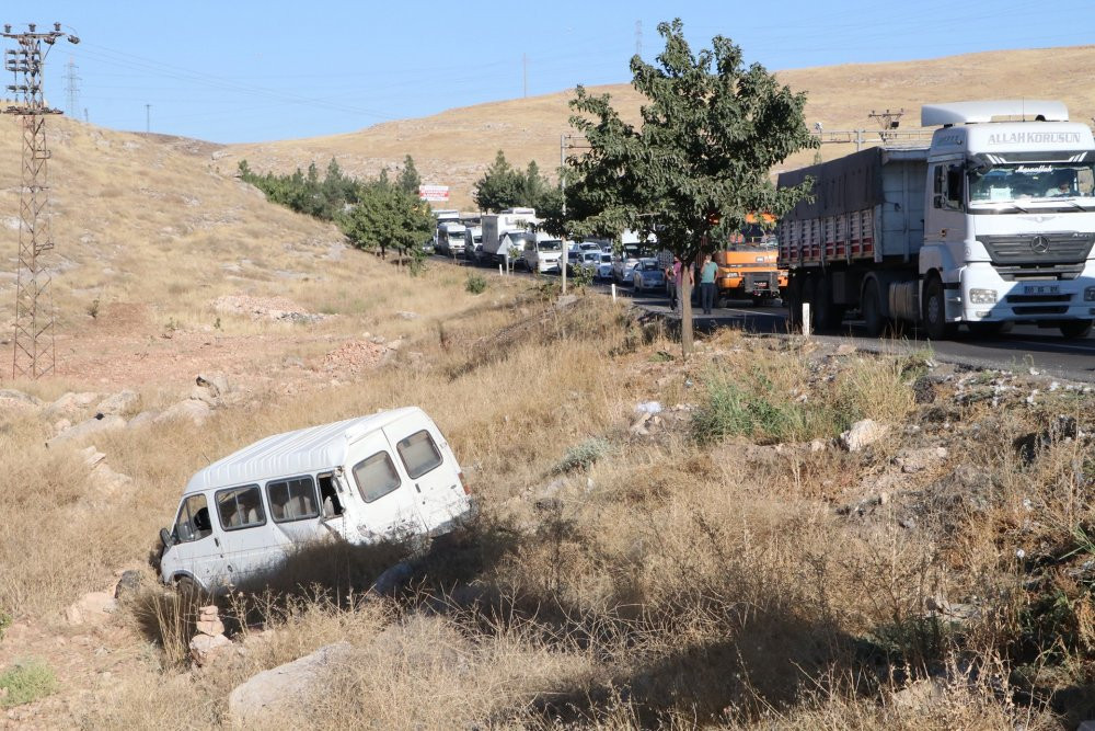 Urfa’da 3 işçi servisi ile TIR çarpıştı: 14 yaralı - Resim : 2