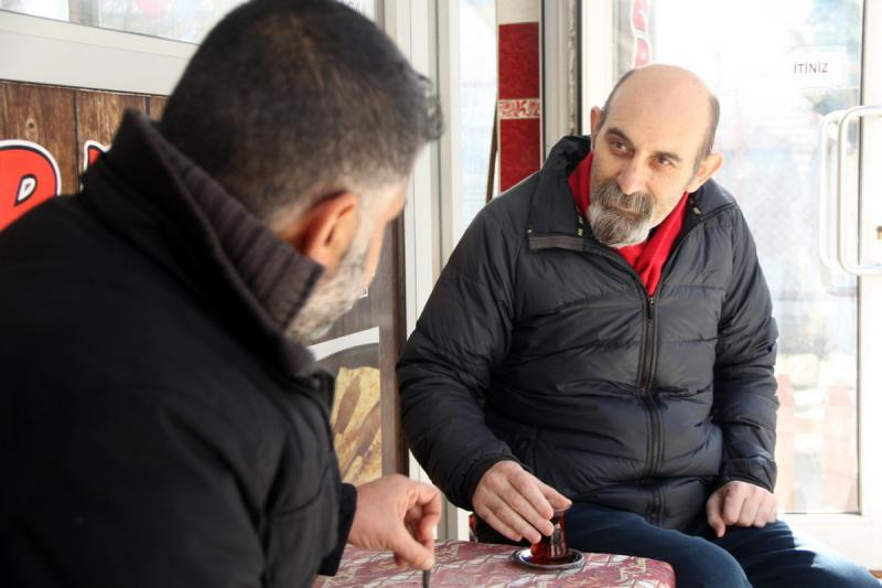 Ülkücü polis, daha önce evini bastığı sosyalist öğretmenle ihraç edildikten sonra dost oldu - Resim : 1