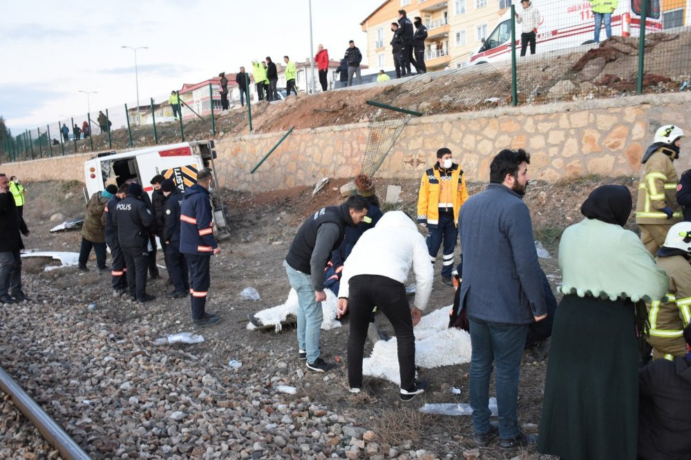 İşçi servisi tren yoluna devrildi: Çok sayıda yaralı - Resim : 1