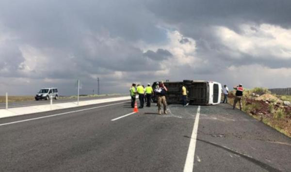 Kars'ta rüzgar minibüsü uçurdu! - Resim : 1