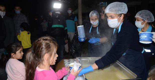 İzmirli yurttaşlar geceyi sokakta geçirdi - Resim : 2