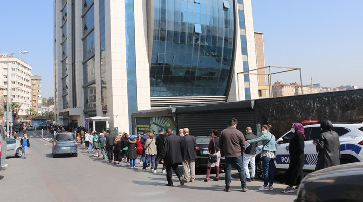 İstanbul'da kaymakamlıklar önünde 'seyahat izin belgesi' kuyruğu - Resim : 1