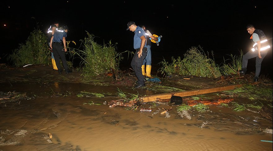 Rize’de 1 kişi sel sularına kapılarak kayboldu - Resim : 1