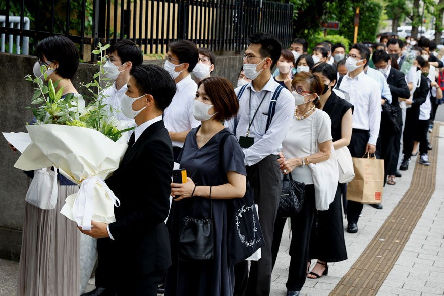 Japonya'nın suikaste kurban giden eski başbakanı törenle defnedildi - Resim : 2