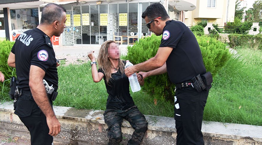 Ekip otosuna çarparak duran alkollü kadın: Onları öptüm - Resim : 1