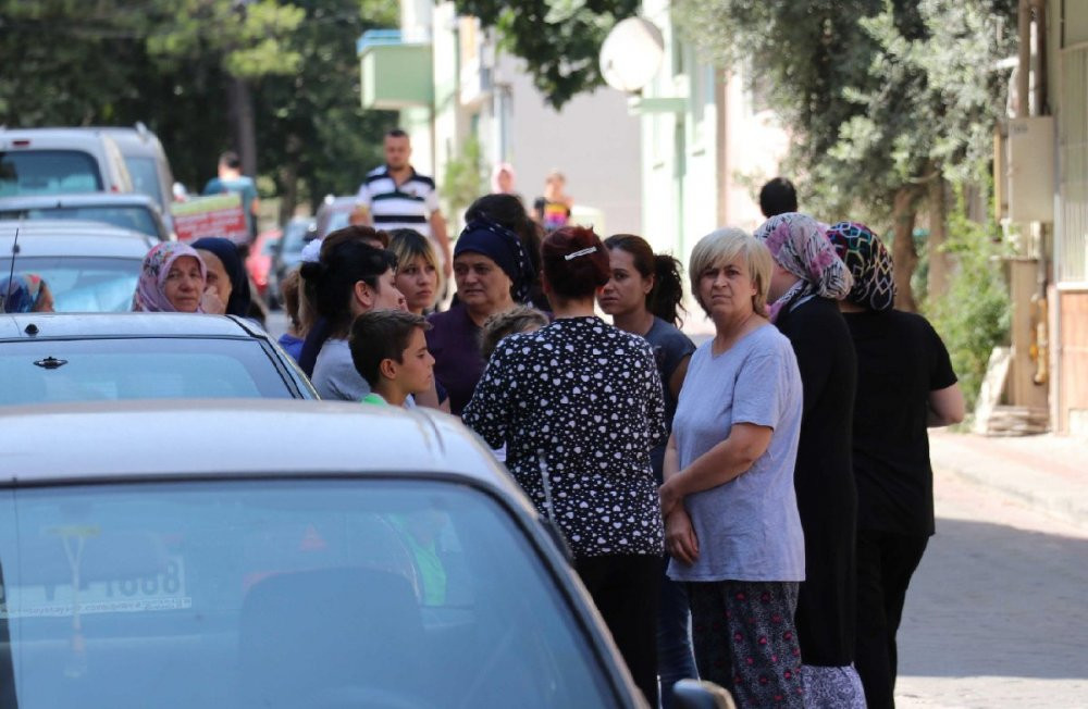 Eşini sokak ortasında boğazı, göğsü ve koltuk altından bıçakladı - Resim : 1