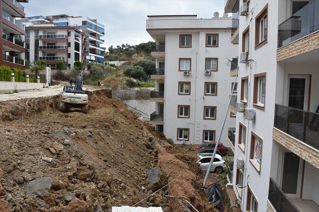 İstinat duvarı çöktü; 4 araç toprak altında! - Resim : 1