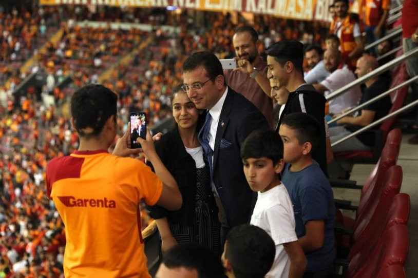 Ekrem İmamoğlu, Sultanbeylili çocuklar ile Galatasaray maçını izledi - Resim : 3