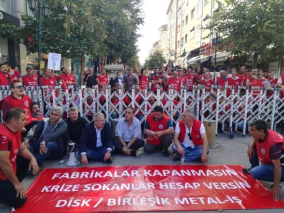 Dört aydır maaş alamayan işçiler AKP il binasına yürümek istedi! - Resim : 1