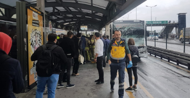 İstanbul’da metrobüs kazası! - Resim : 1