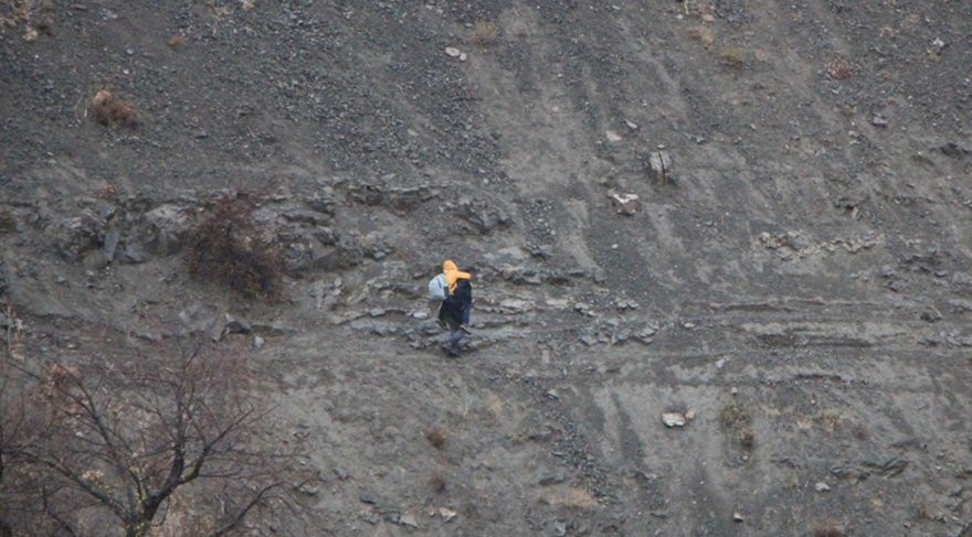 Babalarının sırtında okula gitmek zorunda kalan kardeşler için köprü yapılacak - Resim : 1