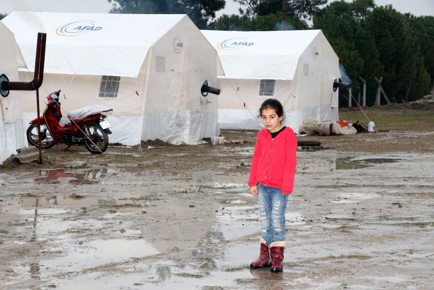 Manisa'da depremzedelerin zorlu yaşam mücadelesi! - Resim : 1