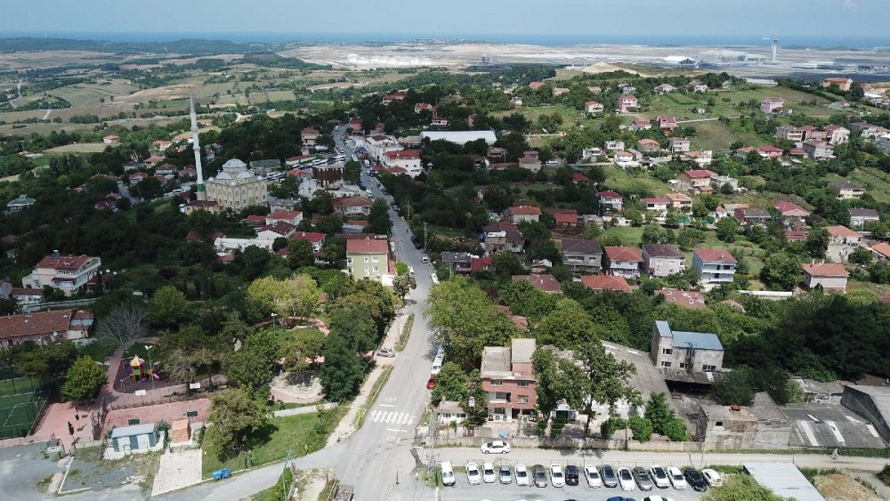 Havalimanı yakınındaki mahallede ‘servis aracı istilası’ tepkisi - Resim : 1