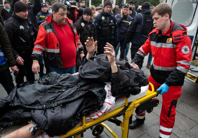 Kiev’de dehşete düşüren görüntü! Cumhurbaşkanlığı önünde kendini yaktı - Resim : 2