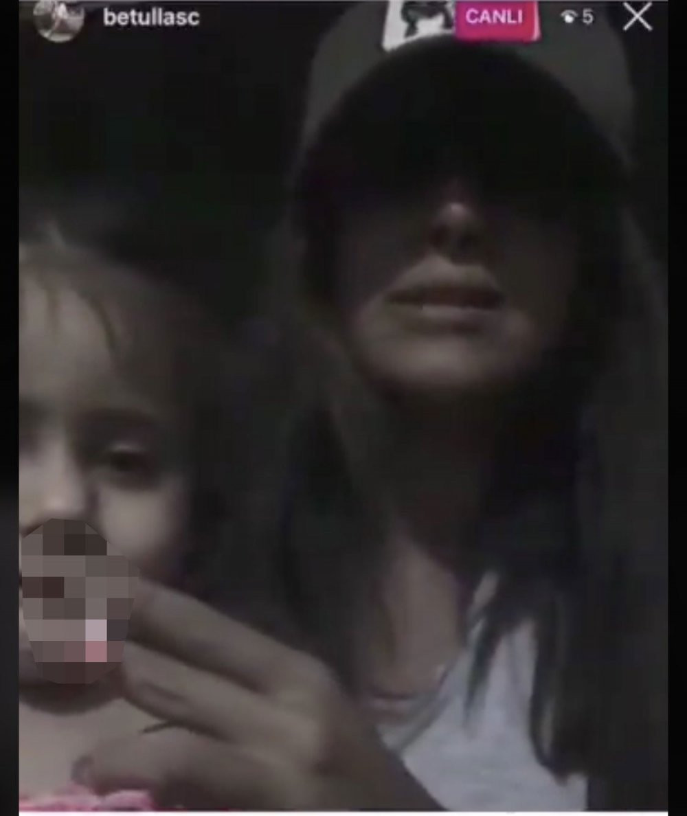 Küçük kardeşine zorla sigara içiren abla, sosyal medyayı ayağa kaldırdı - Resim : 1