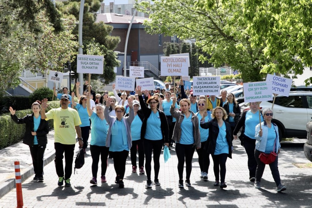 Çocuk istismarını protesto ettiler - Resim : 1