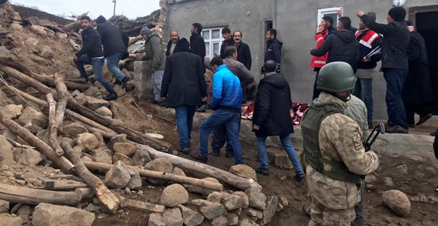 İran'da yaşanan 5.9 büyüklüğündeki deprem Van'da can aldı - Resim : 2