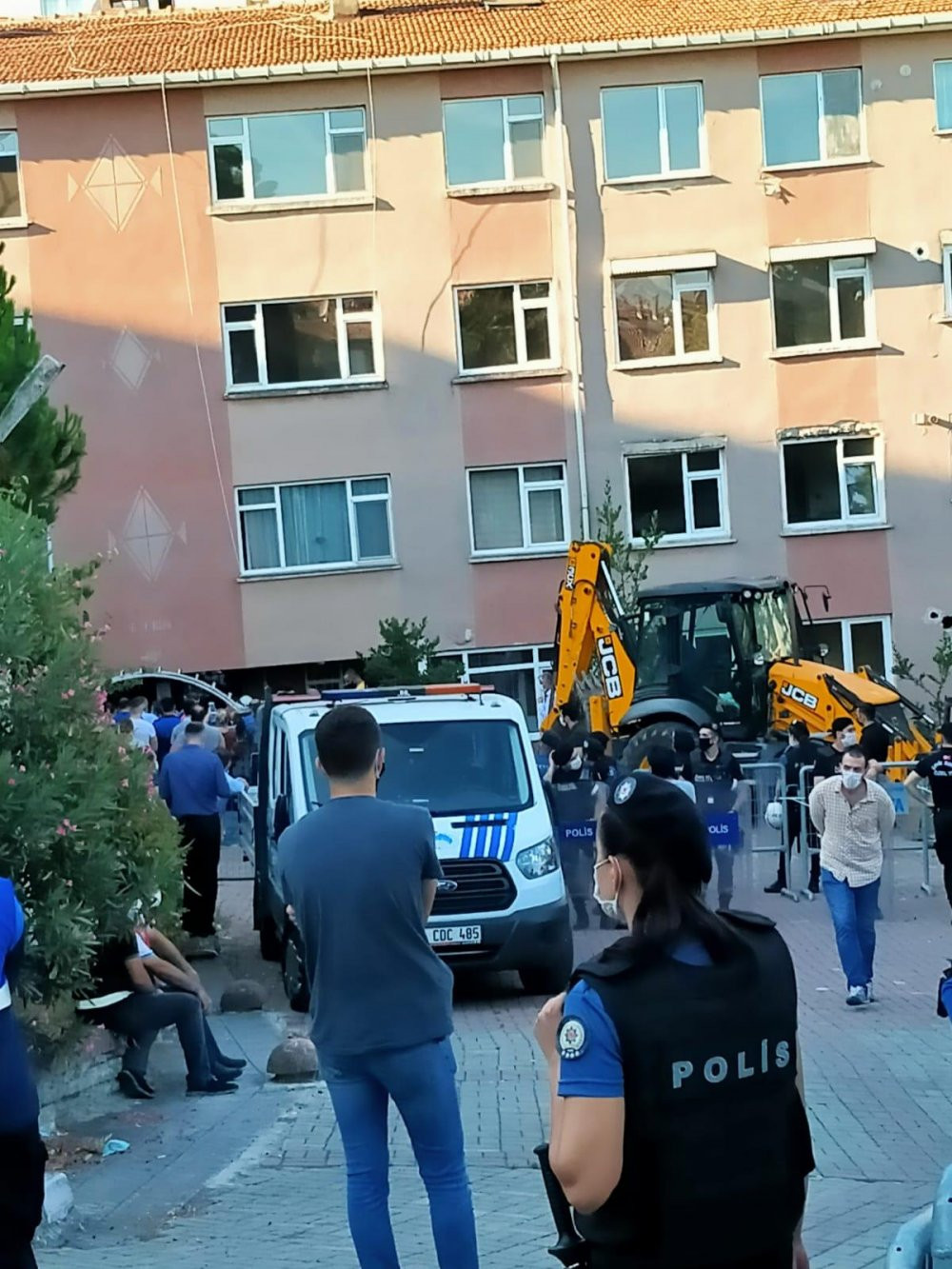 AKP'li Üsküdar Belediyesi insanların evlerini başına yıktı - Resim : 1