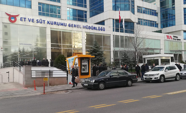 Zamlar yurttaşın elini yakıyor! Erken saatlerde uygun fiyata gıda kuyruğu - Resim : 1