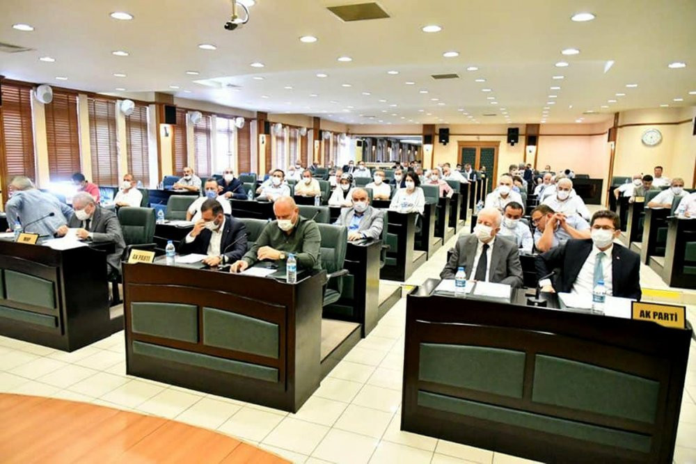 Atatürk’e hakaret ettiği için ihraç edilmişti: Meclis üyesi yine AKP sıralarında görüntülendi - Resim : 2