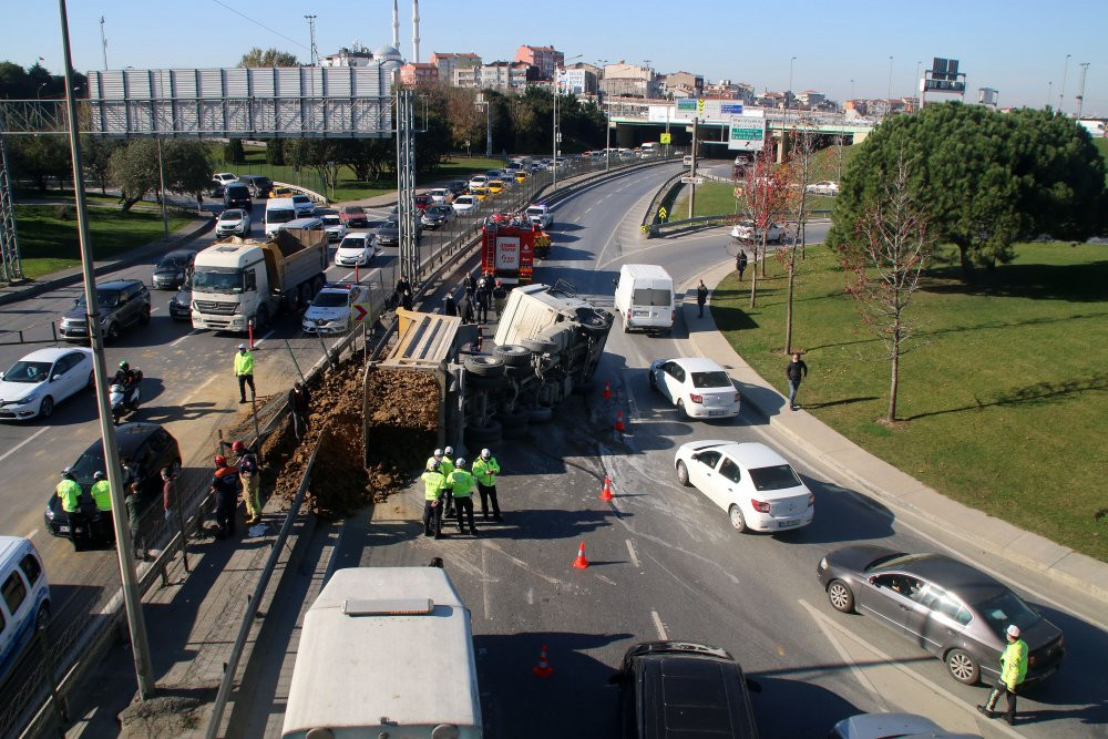 Mucize kurtuluş: Otomobilin üzerine kamyon devrildi - Resim : 1