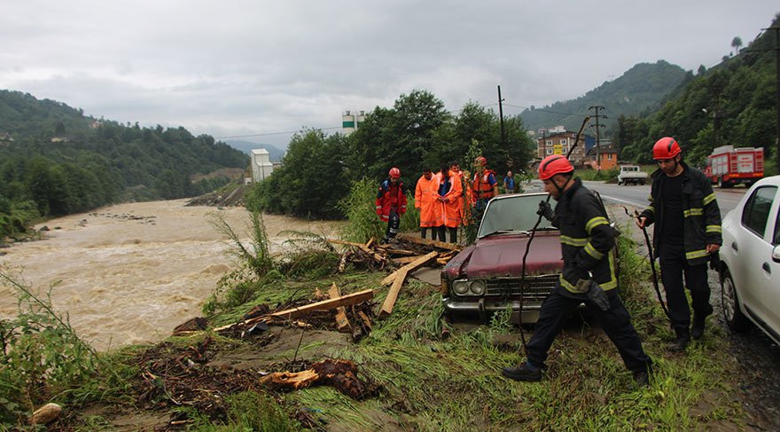 Rize’de 1 kişi sel sularına kapılarak kayboldu - Resim : 2