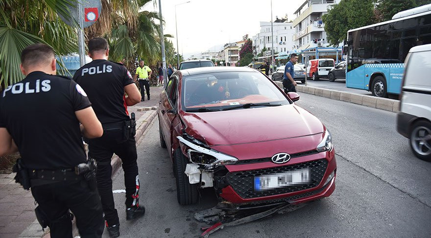 Ekip otosuna çarparak duran alkollü kadın: Onları öptüm - Resim : 2