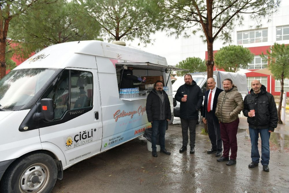 Çiğli Belediyesi soğuk havalarda öğrencileri unutmadı - Resim : 1