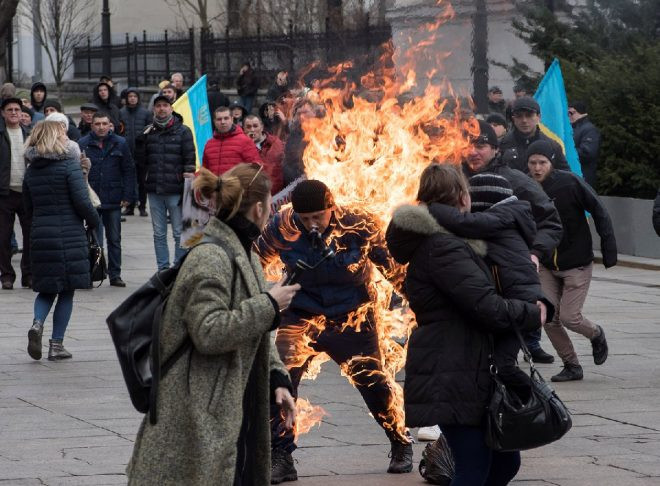 Kiev’de dehşete düşüren görüntü! Cumhurbaşkanlığı önünde kendini yaktı - Resim : 1