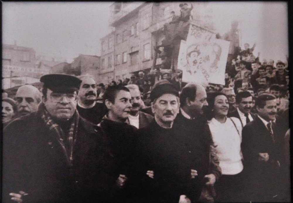 Uğur Mumcu ve Fatma Girik bir arada... Büyük Madenci Yürüyüşü'nden tarihi fotoğraf - Resim : 1