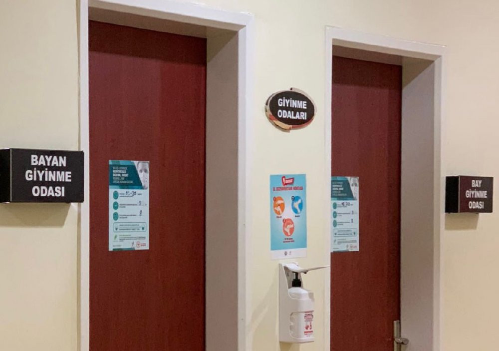 Üniversitede skandal: Rektör, soyunma odasında yaptığı değişikliği dev ekrana yansıttı - Resim : 2