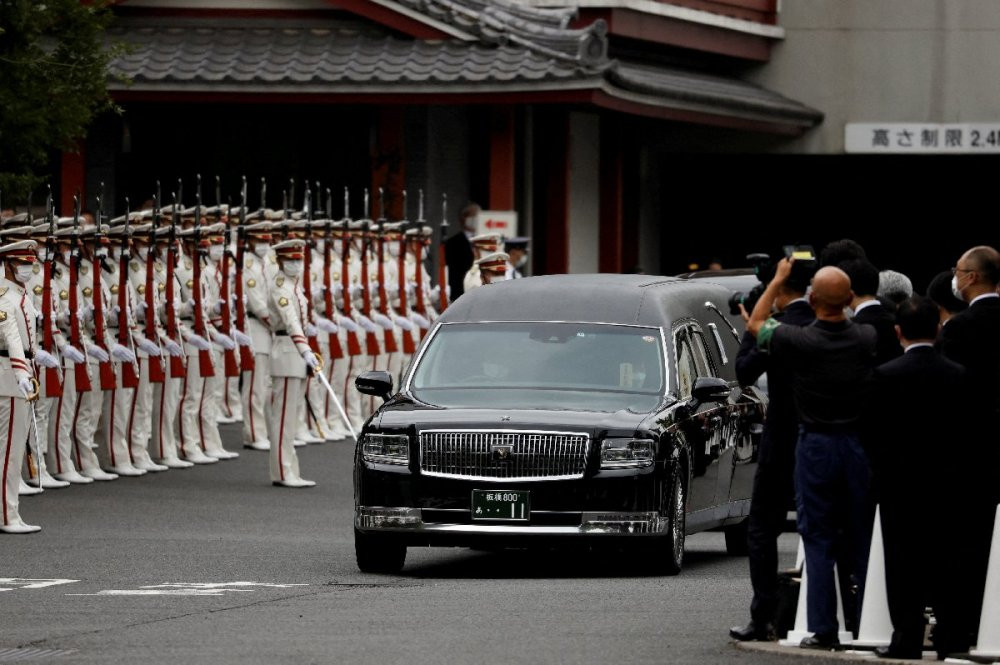 Japonya'nın suikaste kurban giden eski başbakanı törenle defnedildi - Resim : 1