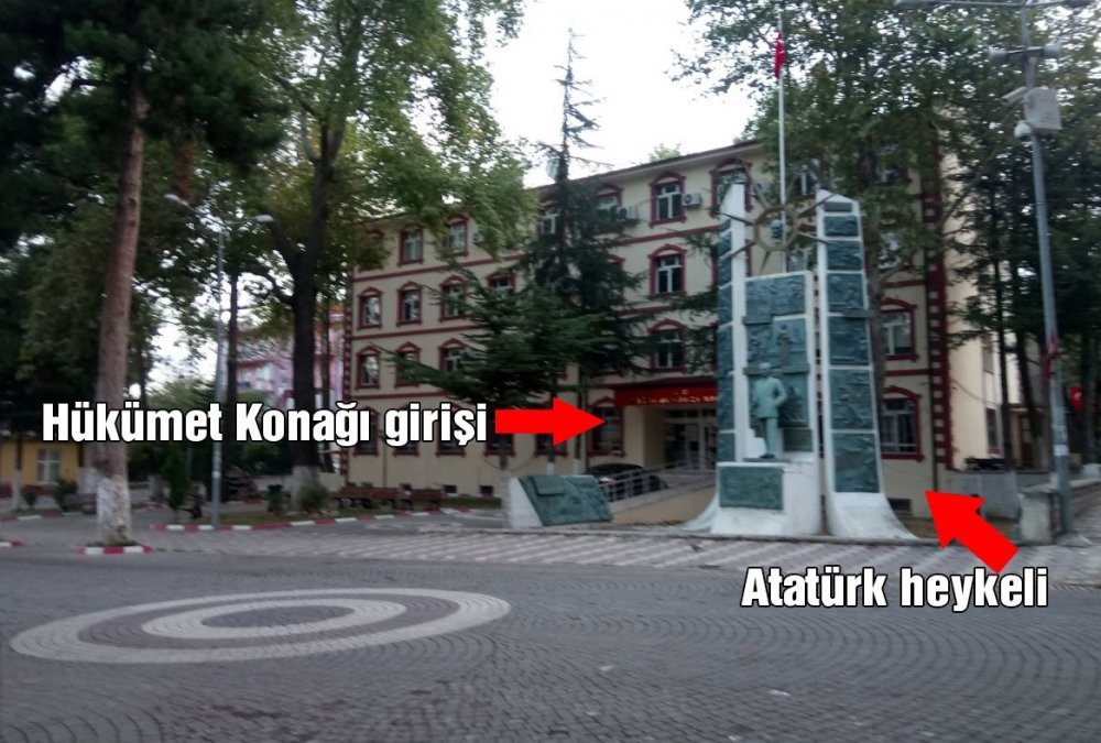 Rezalet! Kaymakamlık önündeki Atatürk büstü tanınmaz halde... - Resim : 1