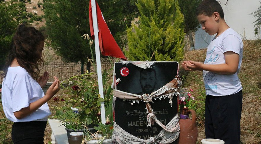 Soma’da ölen madencilerin çocukları babalarının mezarlarını ziyaret etti - Resim : 2